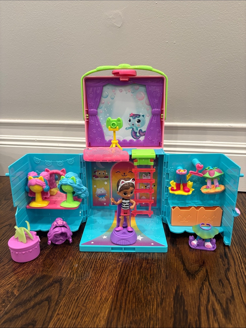 Gabby’s Dollhouse Dress-Up Closet Portable Playset, with Gabby & MerCat figures - Picture 5 of 8